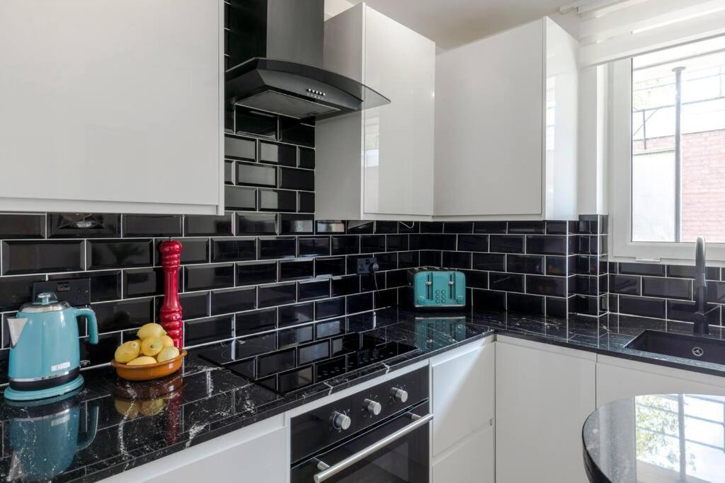 The Clarence, Central London Apartment W/ Wifi ภายนอก รูปภาพ