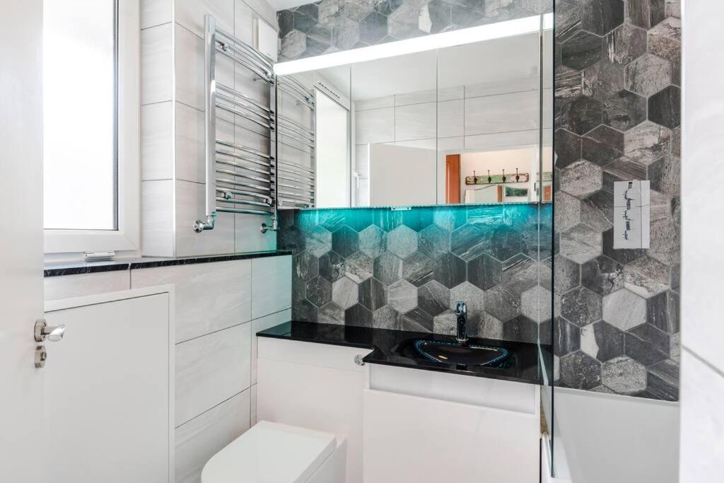 The Clarence, Central London Apartment W/ Wifi ภายนอก รูปภาพ