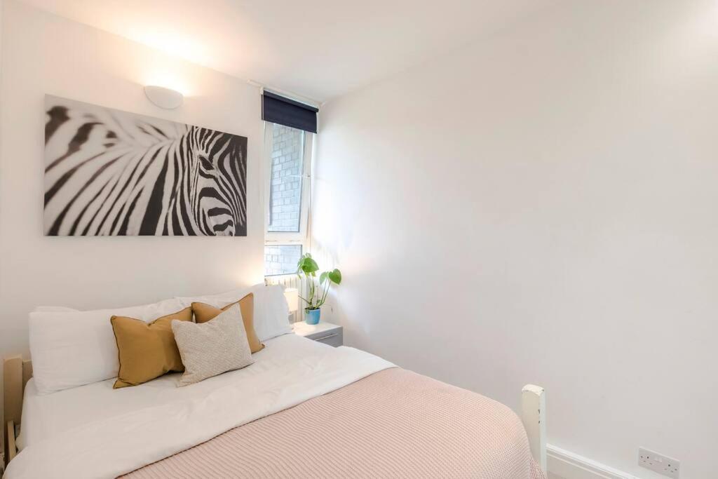 The Clarence, Central London Apartment W/ Wifi ภายนอก รูปภาพ