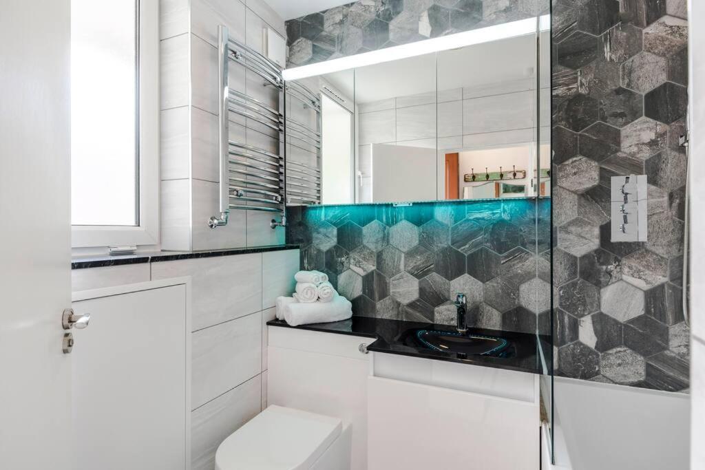 The Clarence, Central London Apartment W/ Wifi ภายนอก รูปภาพ