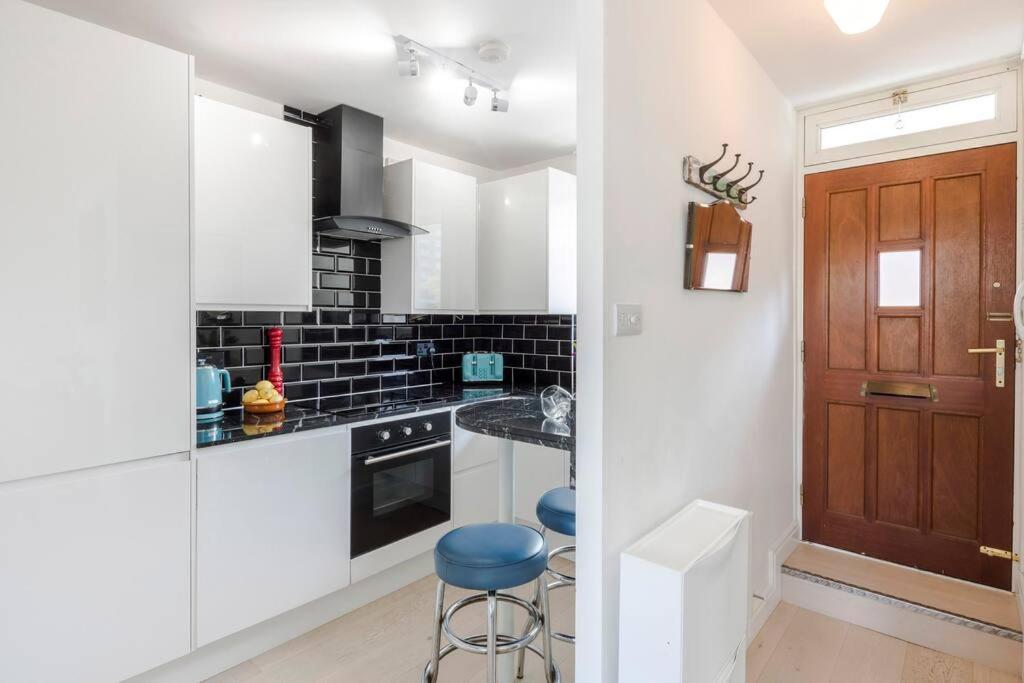 The Clarence, Central London Apartment W/ Wifi ภายนอก รูปภาพ