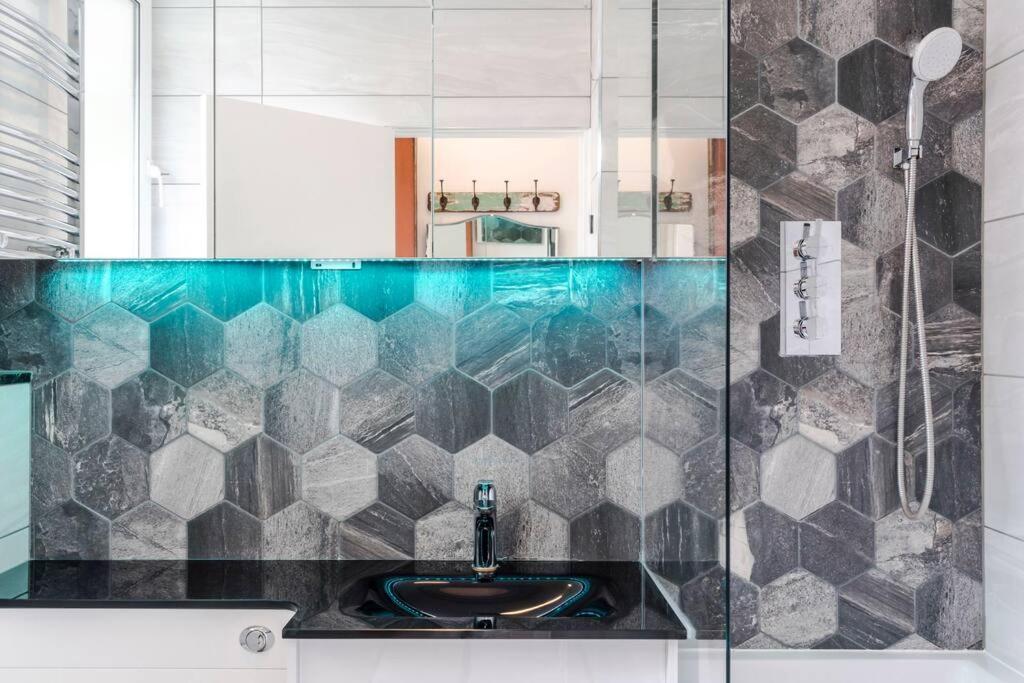 The Clarence, Central London Apartment W/ Wifi ภายนอก รูปภาพ
